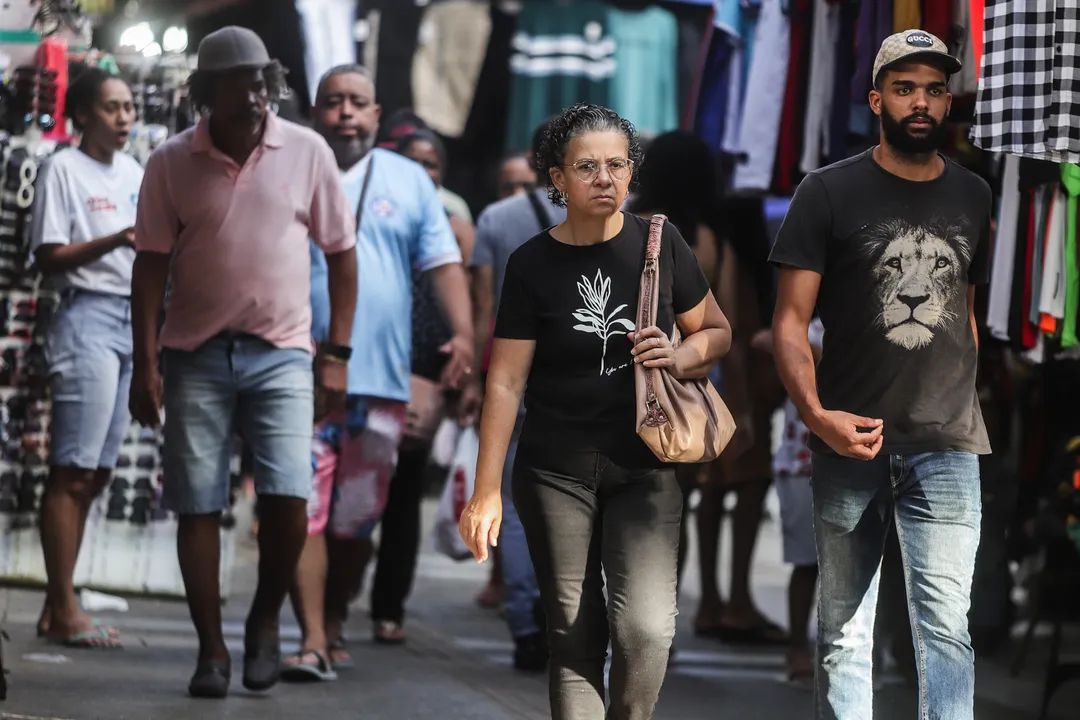 Pessoas andando na rua