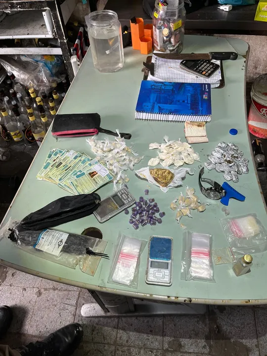 Imagem ilustrativa da imagem Sete pessoas são presas por venda de drogas em ferro-velho no Comércio