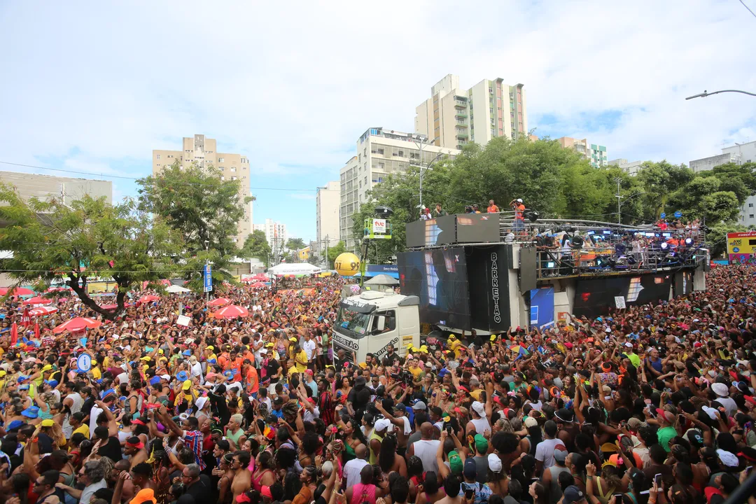 O maior Carnaval de trio elétrico do mundo vai além do calor da avenida