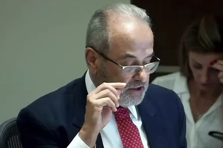 Conselheiro e esposa, Flávia Lopes Segura, ocultavam mais de 1 milhão de francos suíços em contas no exterior