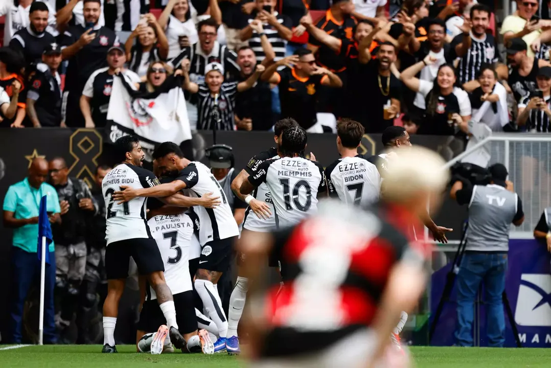 Corinthians vence Flamengo e garante primeiro troféu do ano