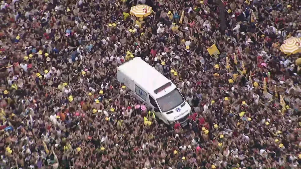 Imagem ilustrativa da imagem Superlotação em pré-Carnaval faz dezenas de foliões passarem mal