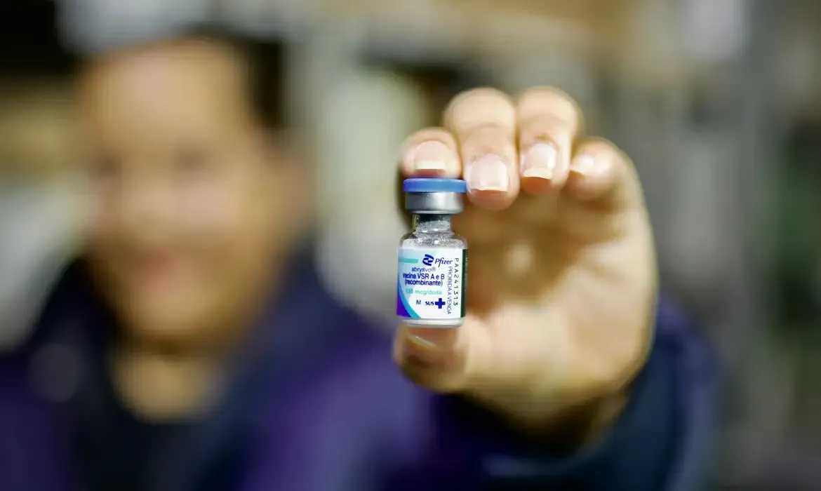 Imunizantes começam a ser aplicados este mês