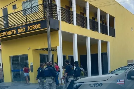 Suspeito surpreendeu as vítimas quando elas saíam de pousada