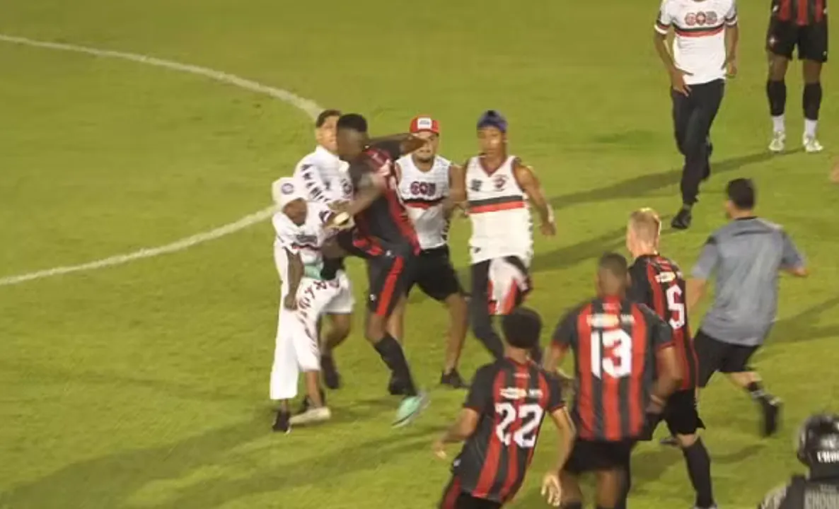 Jogador sendo agredido por membros de uma torcida organizada