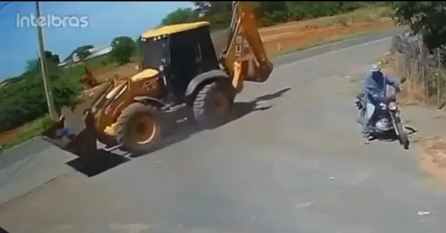 Homem ainda tentou fugir dos insetos