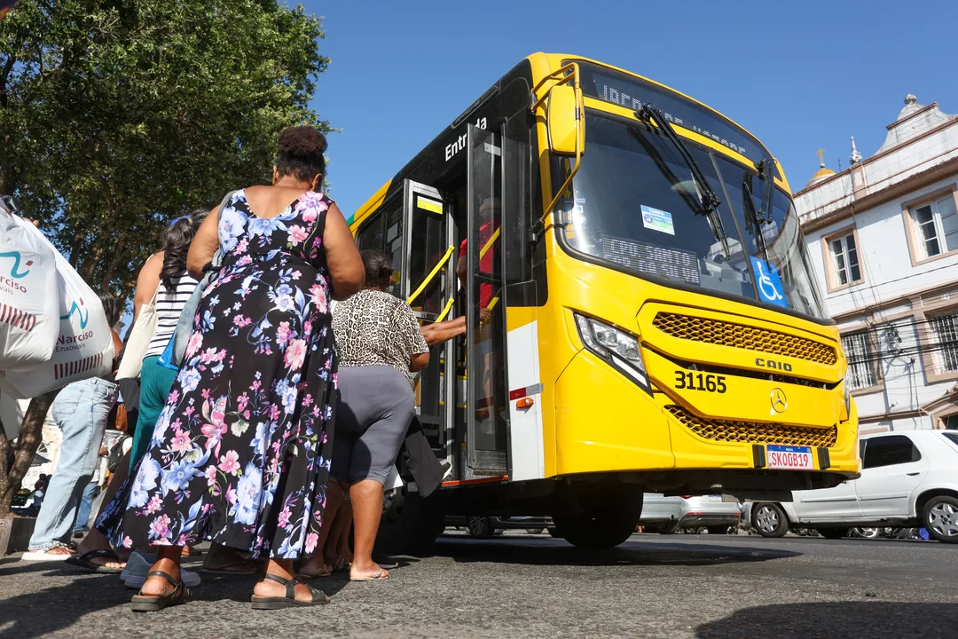 Ônibus circulam apenas pela faixa da direita