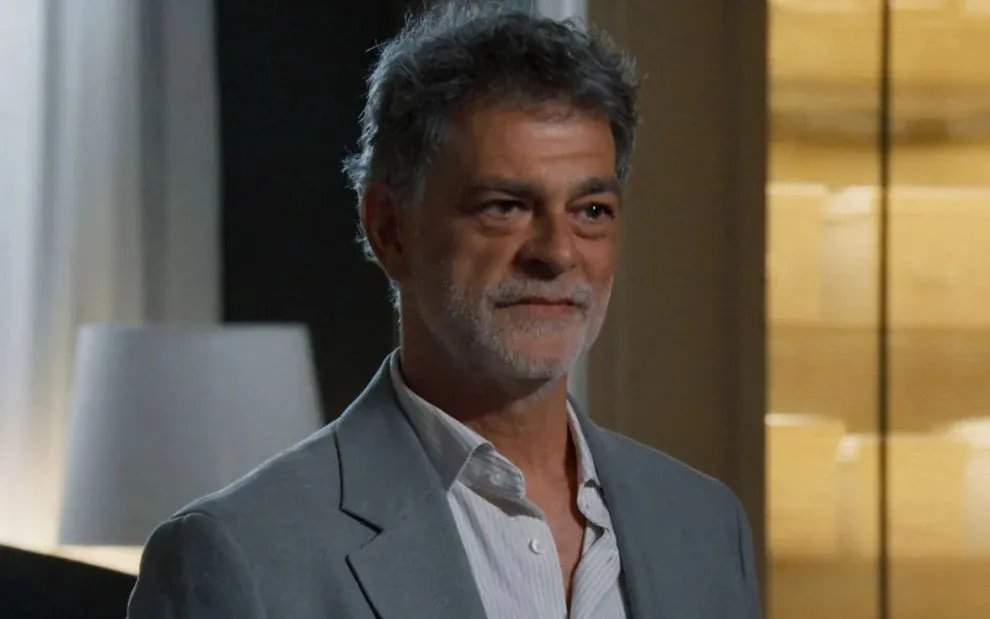 Rogério (Eduardo Moscovis) volta a mansão