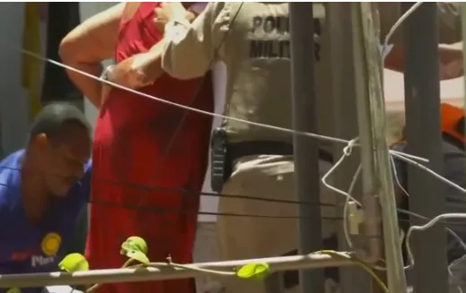 Idosa foi resgatada pela PM após ser esfaqueada pelo companheiro em surto