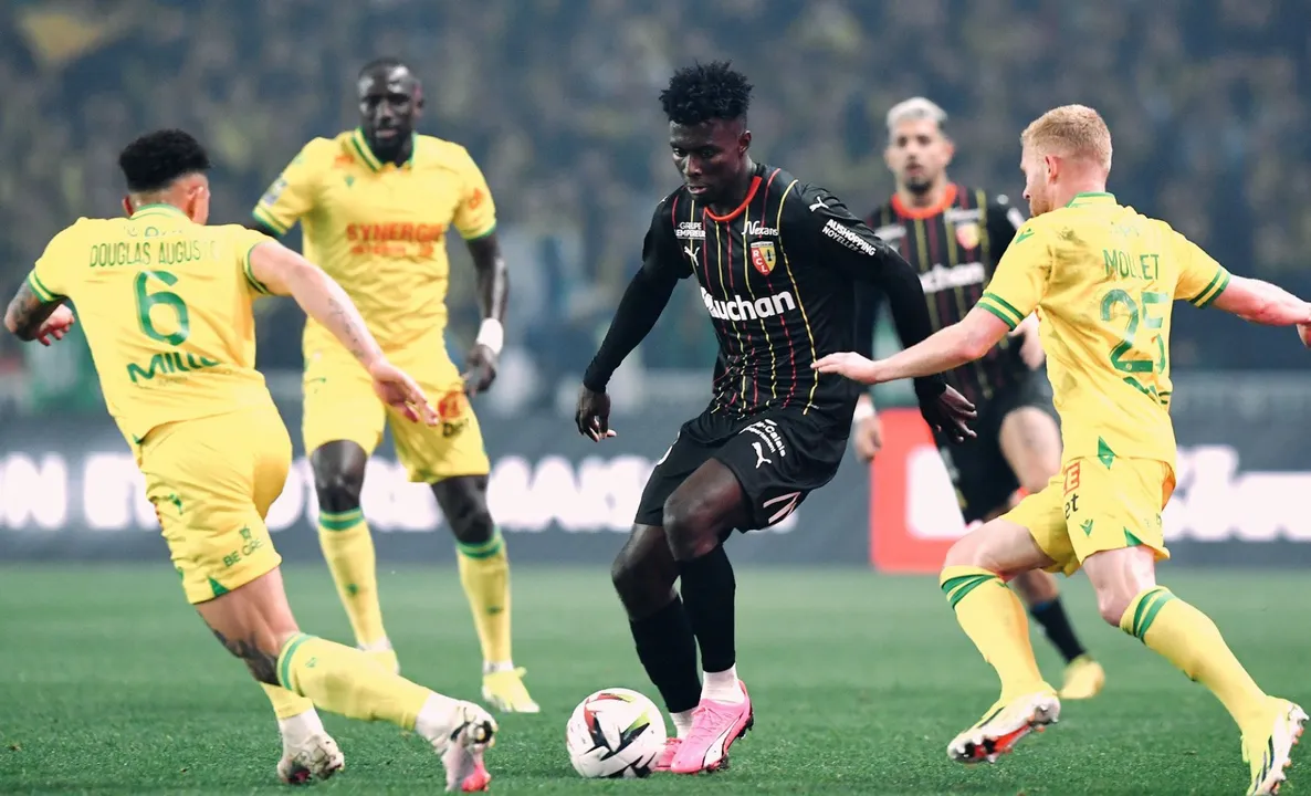 Jhoanner Chávez em campo pelo Lens, da França