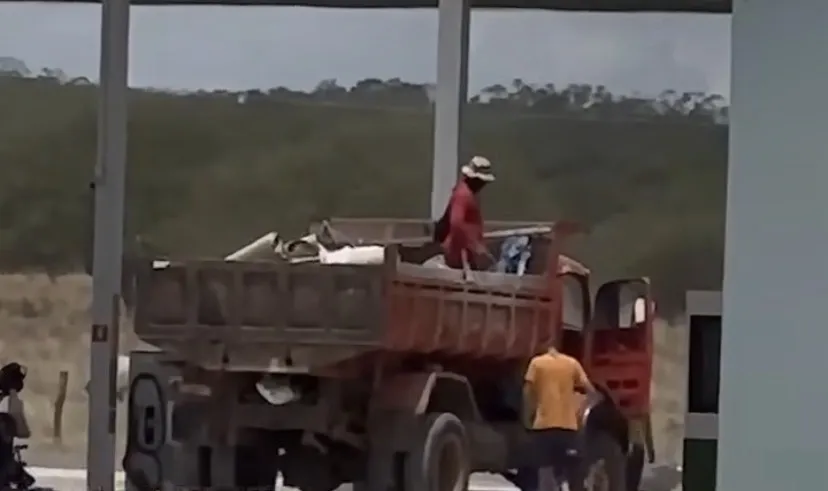 Trabalhadores foram flagrados em posto de combustível, no domingo, 18