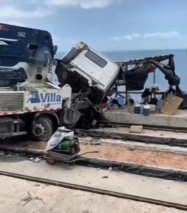 Caminhão perde o controle e bate nos trilhos do VLT