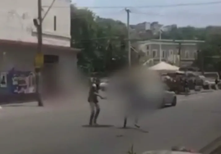 A confusão foi gravada por uma testemunha