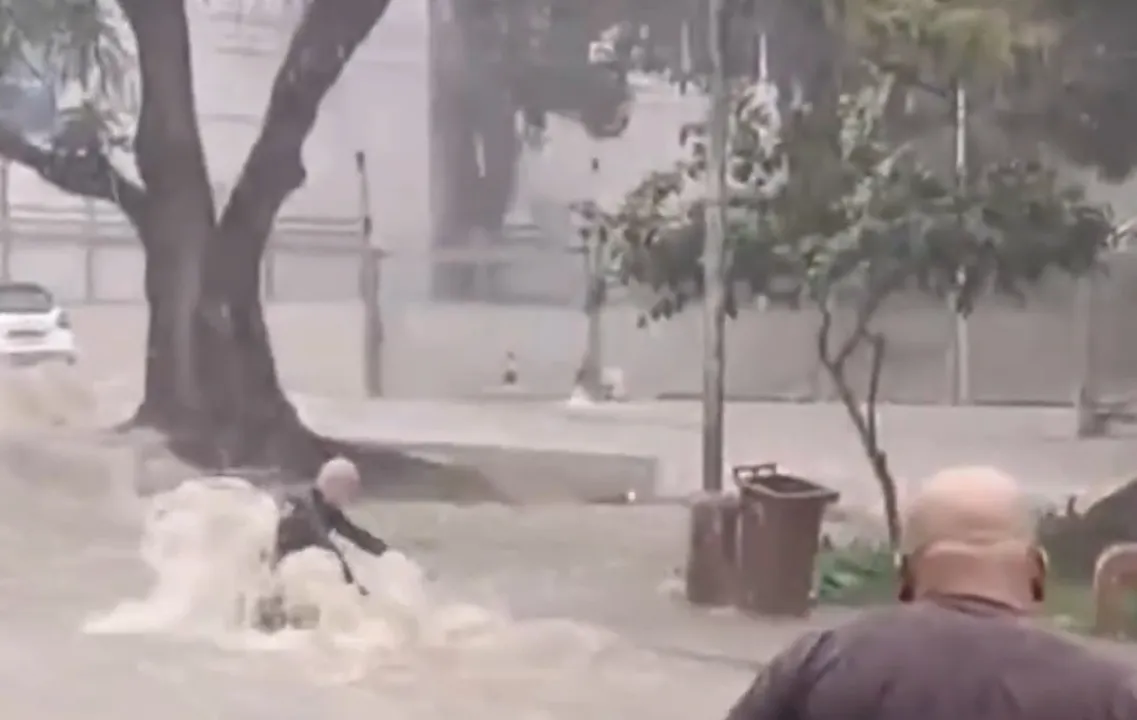 Imagem feitas por moradores mostram o idoso sendo levado pela água