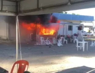 Imagem ilustrativa da imagem Vídeo: trailer pega fogo em área de motoristas por app no aeroporto