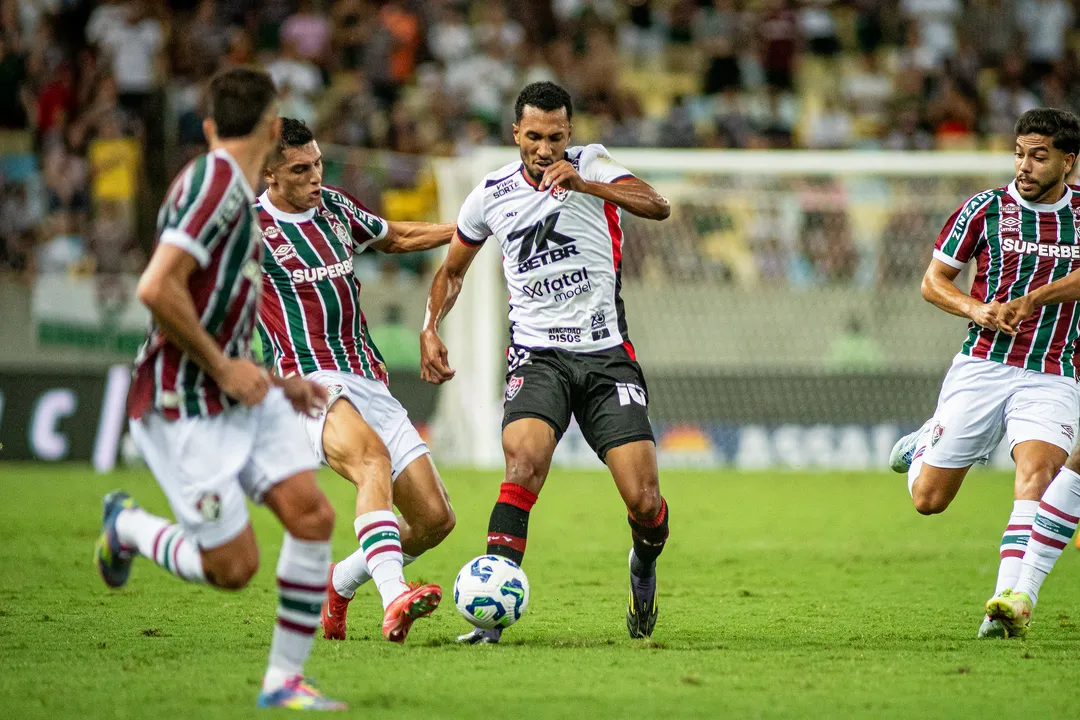 Lucas Braga em campo pelo Vitória