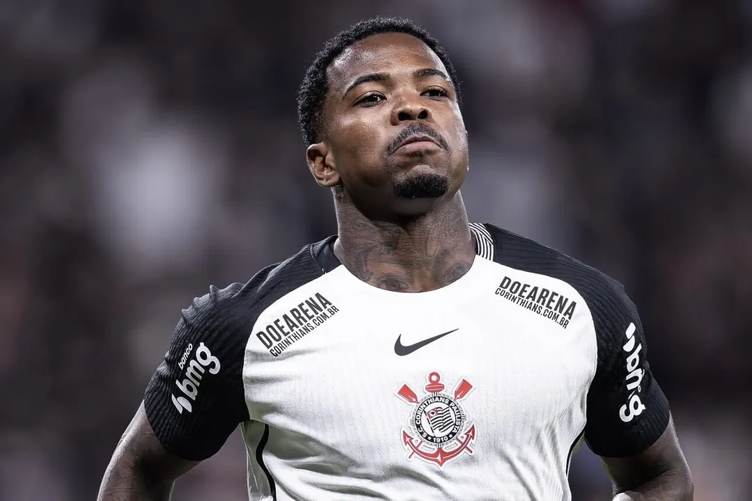 Zagueiro Cacá em campo pelo Corinthians