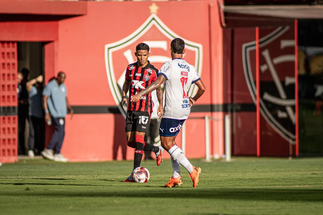 Erick sendo marcado por Rodrigo Nestor