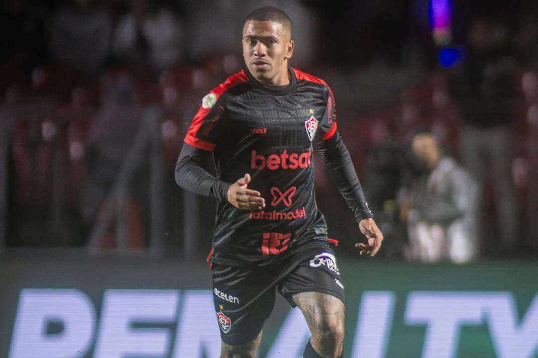 Lucas Esteves pelo Vitória