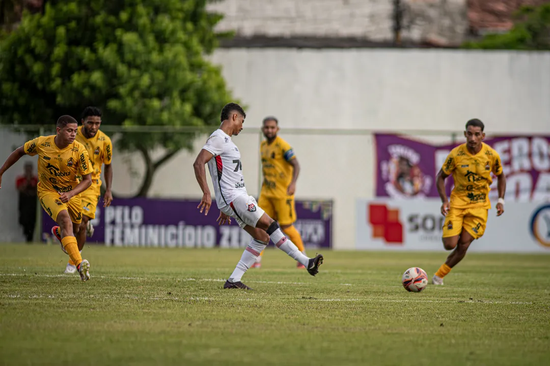 Vitória sofreu com um homem a menos e cedeu o empate ao Porto