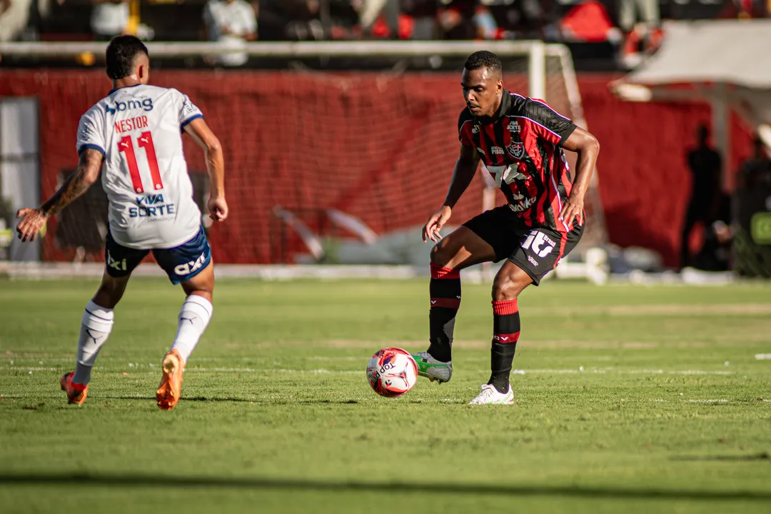 Caíque sendo marcado por Rodrigo Nestor no clássico deste domingo, 25