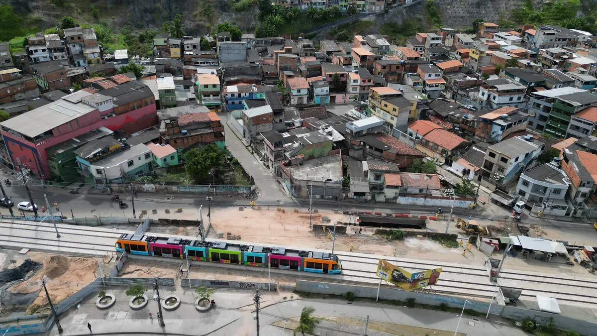 VLT de Salvador faz o primeiro teste nos trilhos