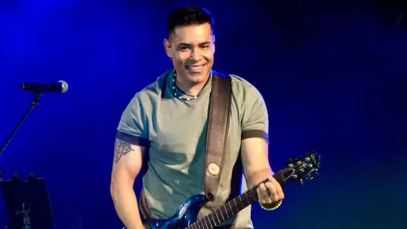 Imagem ilustrativa da imagem Vocalista da banda Chicabana fica ferido após carro capotar na Bahia