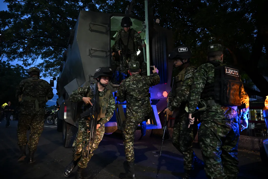 Equipes do exército dos EUA em solo venezuelano após invasão