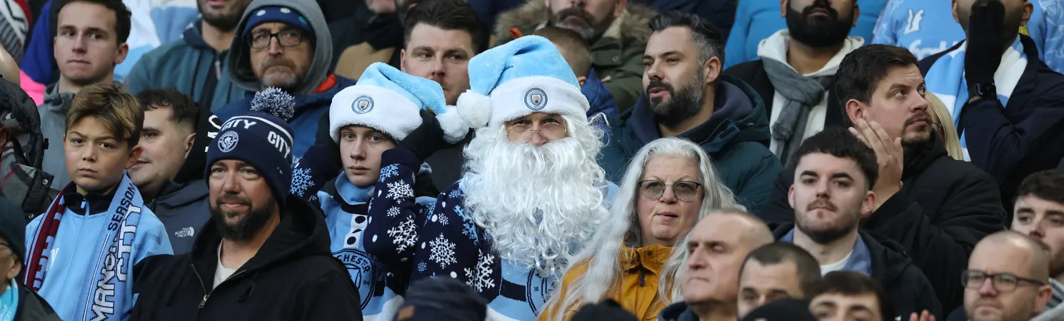 Torcedor do Manchester City fantisado de Papai Noel no estádio