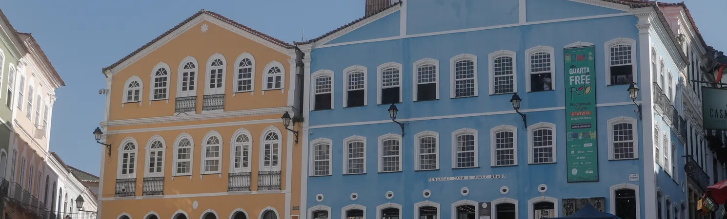 Turistas circulam pelo Pelourinho, Centro Histórico de Salvador. Ao fundo, a fachada da Fundação Casa de Jorge Amado