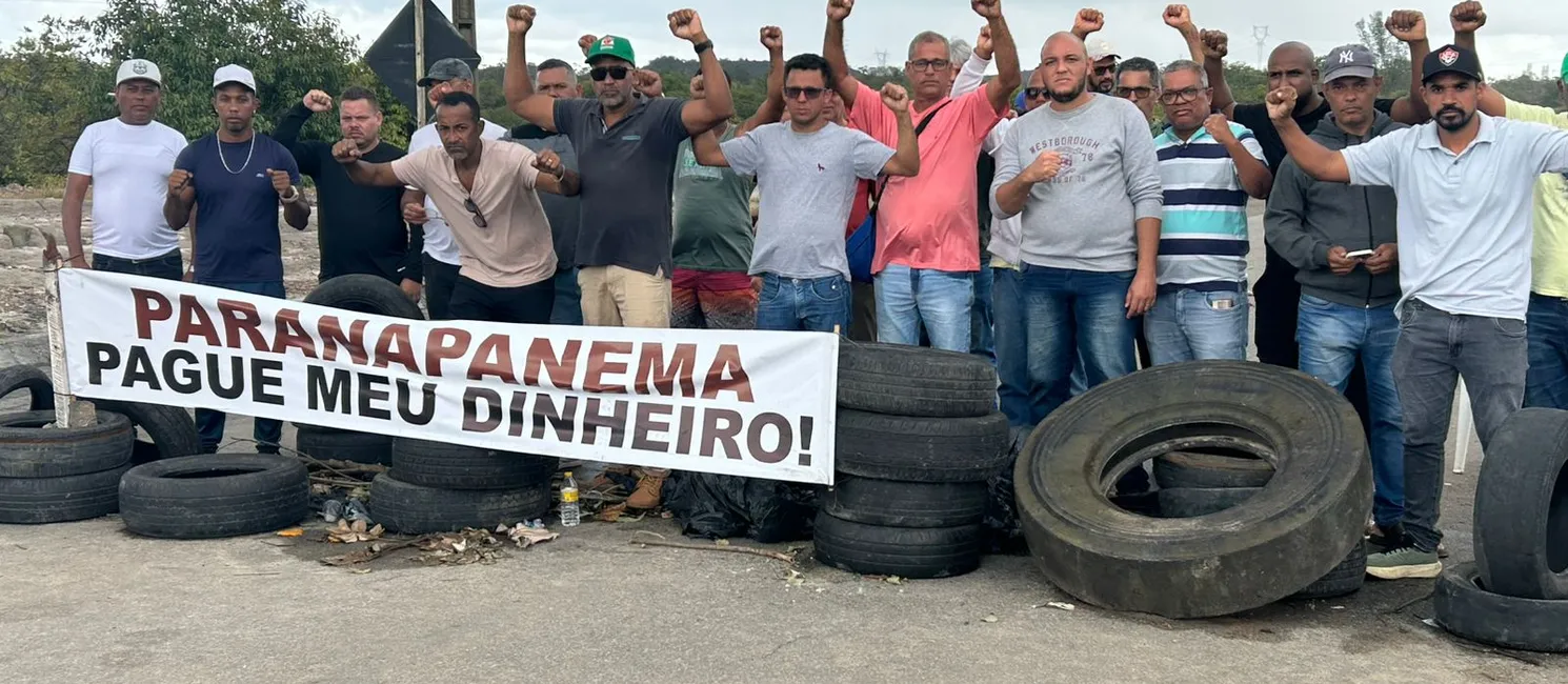 Trabalhadores protestam contra falta de pagamentos de salários.