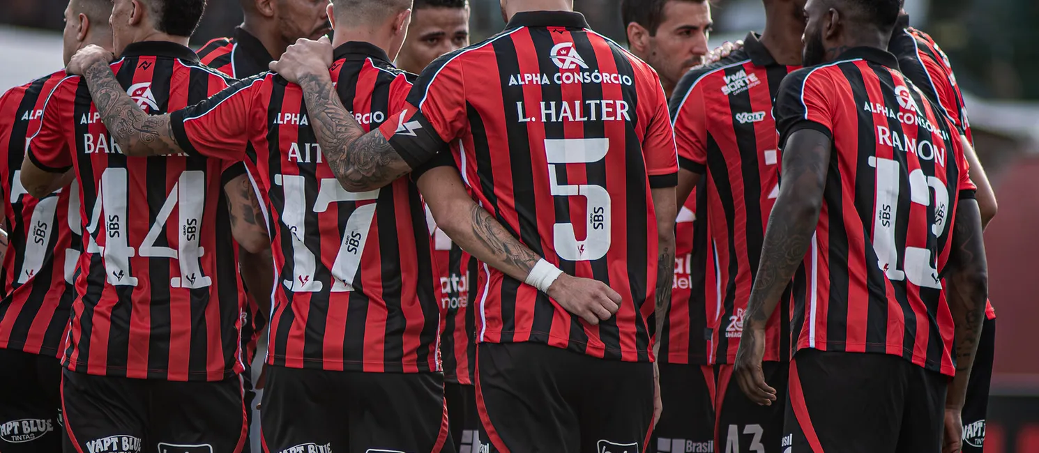 Time do Vitória de 2025 em partida no Barradão