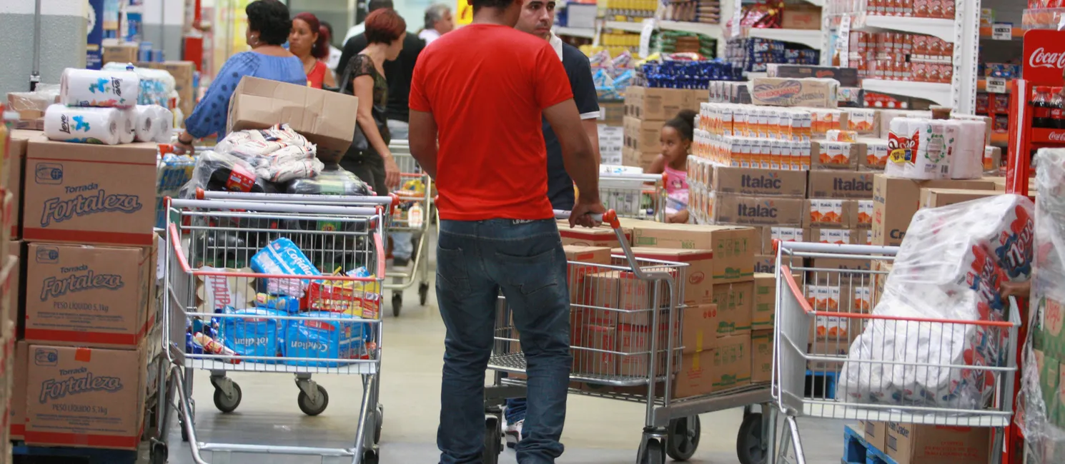 Clientes fazendo compras no supermercado em Salvador