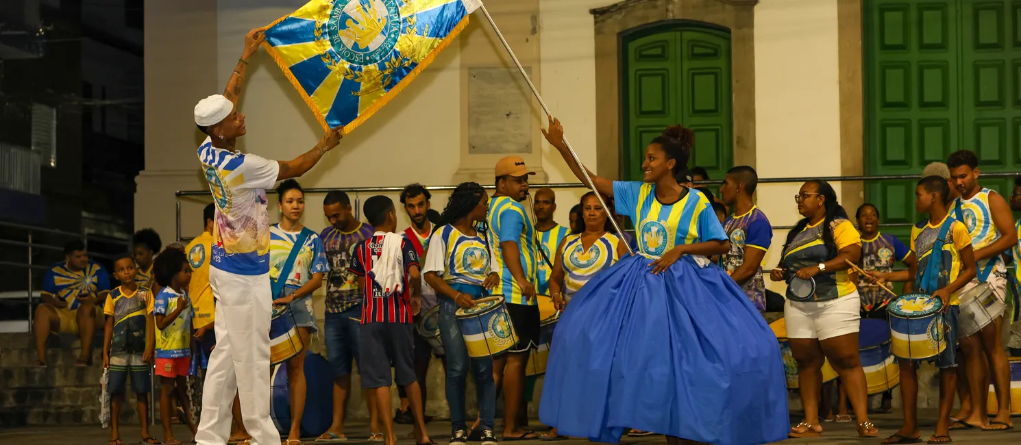 Ensaio da escola de samba Unidos de Itapuã, dia 22 de janeiro, em frente a Paróquia Nossa Senhora da Conceição de Itapuã