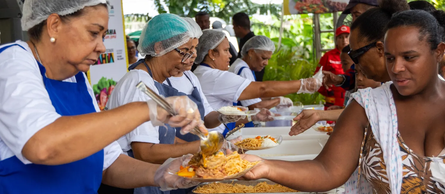 Cozinhas comunitárias fornecem refeições gratuitas a pessoas em situação de vulnerabilidade.