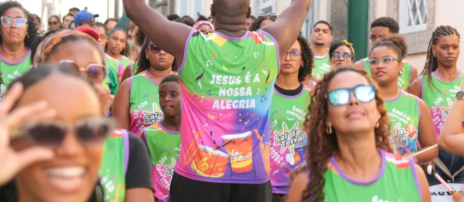 Bloco evangélico mistura samba-reggae e louvor