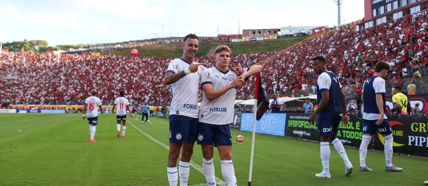 Dell e Iago comemoram gol da vitória Tricolor no Barradão