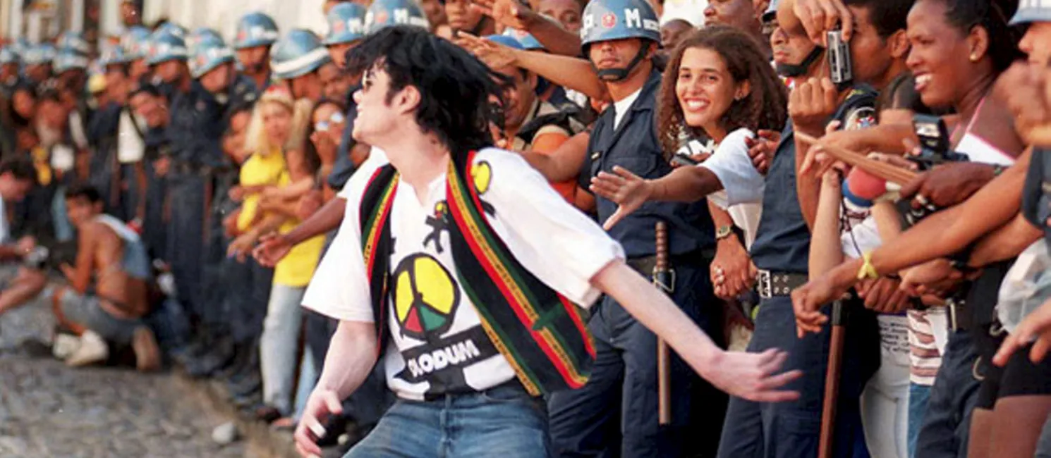 Michael Jackson desembarcou na capital baiana e reuniu uma multidão no Pelourinho
