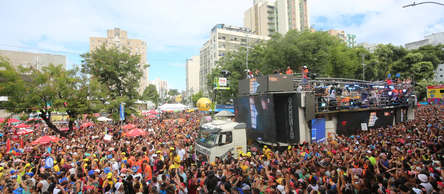 O maior Carnaval de trio elétrico do mundo vai além do calor da avenida