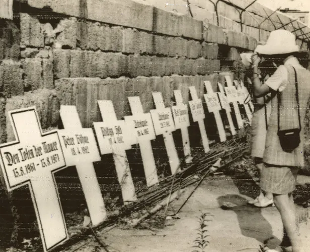 Visitante diante do Muro de Berlim nos 10 anos de construção da barreira. Foto foi enviada para A TARDE por sinal de rádio