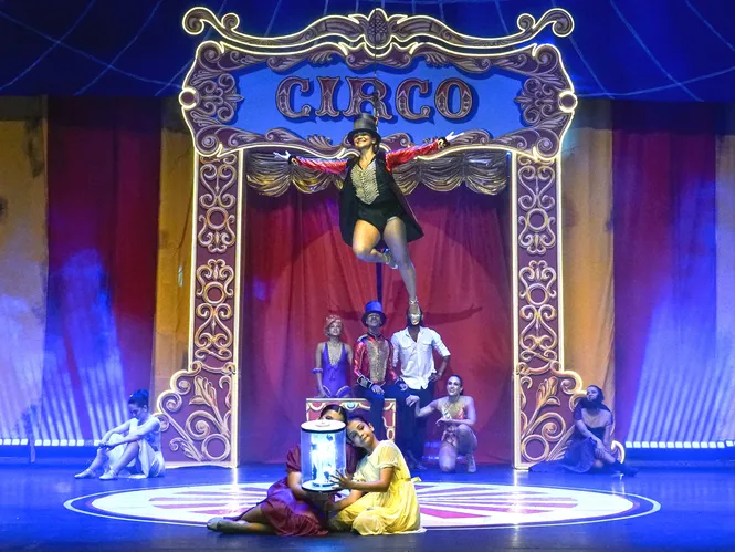 Viviane Lopes no palco de um grande show