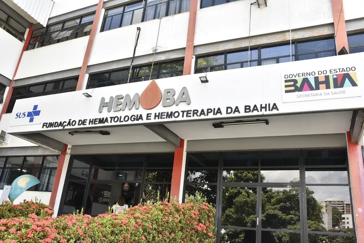 Imagem ilustrativa da imagem Coleta de sangue na Bahia foi feita com garrafões de vidro até os anos 90