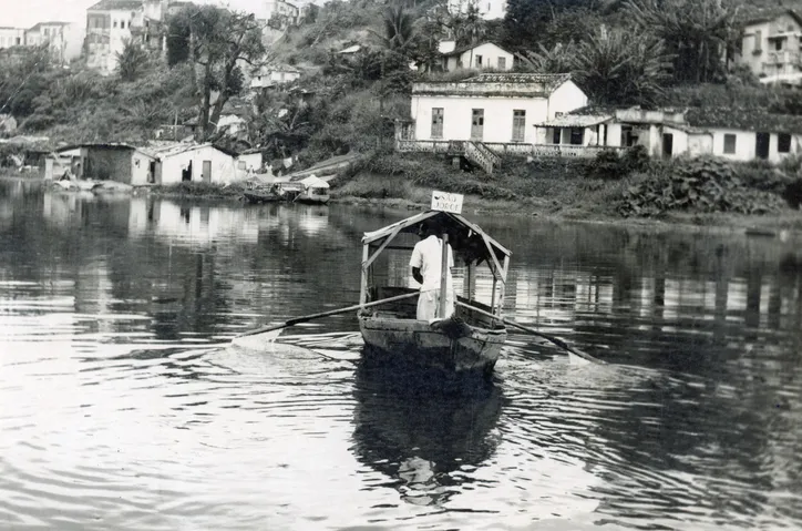 Barco de passageiros para travessia do Dique do Tororó nos anos 1960