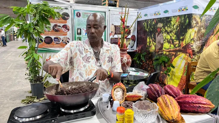 Erivaldo fazendo o Nibis no estande da CEPLAC
