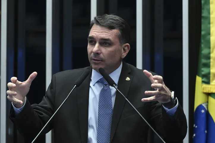 Senador Flávio Bolsonaro (PL-RJ) em discuro à tribuna.