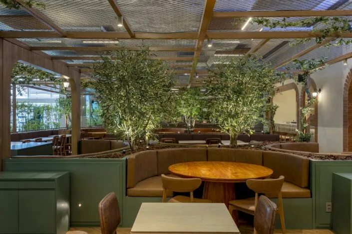 Espaço conta com banheiro privativo, cerca viva e sistema acústico próprio