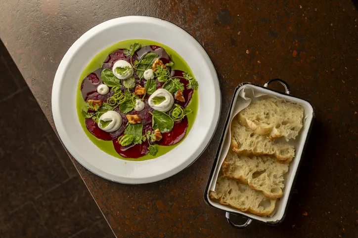 Imagem ilustrativa da imagem Identidade local inspira a cozinha autoral de Kaywa Hilton