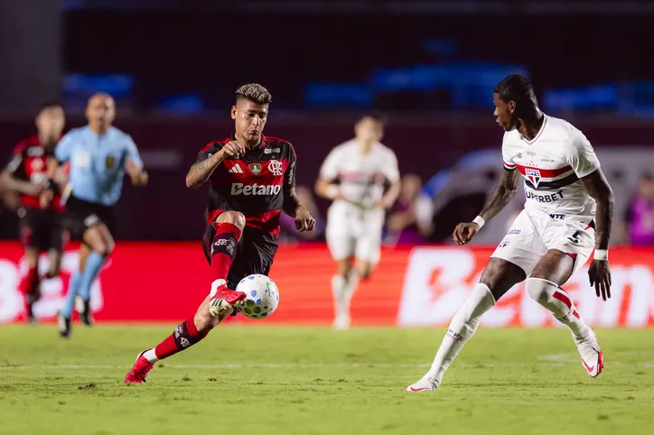 Carrascal, do Flamengo, e Arboleda, do São Paulo, em jogo do Brasileirão