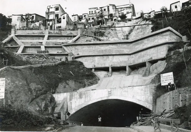 Obras do Túnel Américo Simas durante estabilização da encosta nos anos 1960
