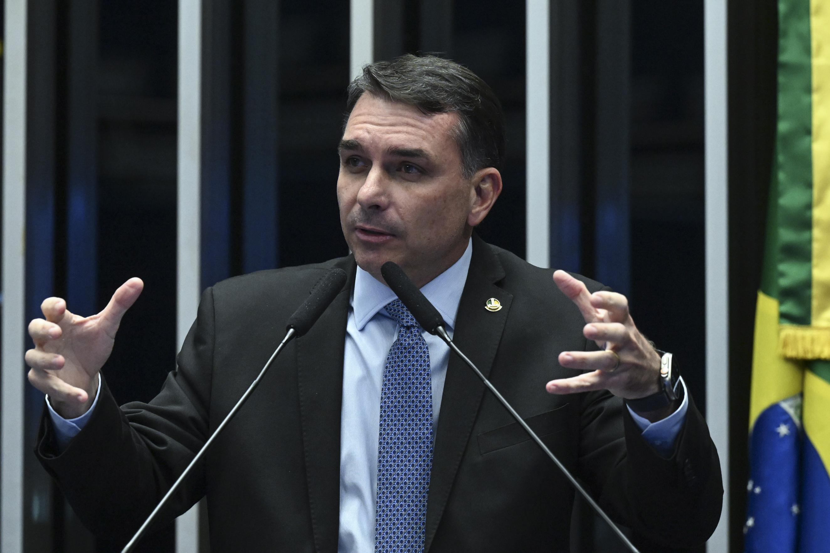 Flávio Bolsonaro dá ultimato a Ratinho Jr. por apoio à Presidência